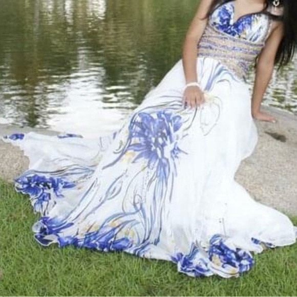 Formal dress - Picture 1 of 5